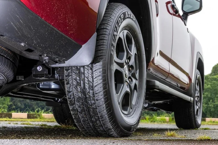 Để hỗ trợ vận hành vượt địa hình linh hoạt, Land Cruiser GR Sport 2022 cũng được tinh chỉnh hệ thống treo. Cụ thể, xe sử dụng hệ thống treo với bộ lò xo cuộn và giảm chấn đơn giản, nhưng đi kèm cặp thanh cân bằng tự động ngắt kết nối được gọi là KDSS (Kinetic Dynamic Suspension System - Hệ thống giảm xóc thủy lực động lực học).