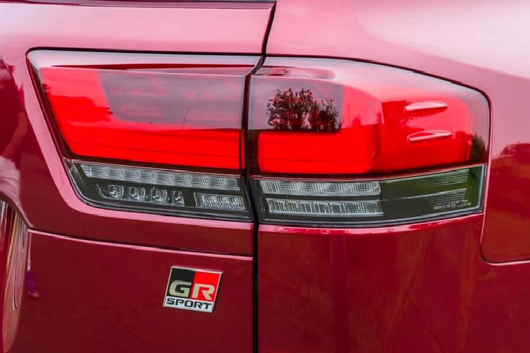 Theo đó, các đơn vị nhập khẩu xe tư nhân có thể dễ dàng tiếp cận và nhập phiên bản đặc biệt này về nước. Là phiên bản cao cấp, mức giá xe Toyota Land Cruiser GR Sport 2022 sau khi về Việt Nam không hề rẻ, có thể nằm ngoài mức giá 7 tỷ đồng.