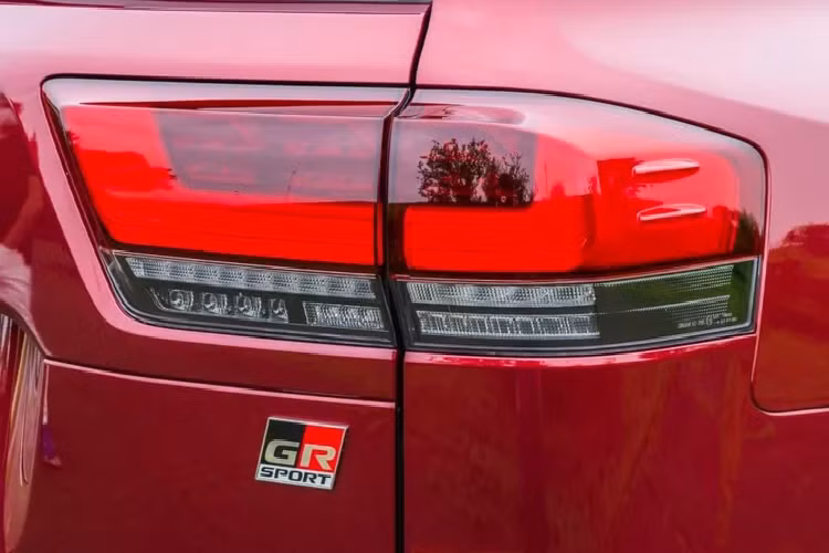 Theo đó, các đơn vị nhập khẩu xe tư nhân có thể dễ dàng tiếp cận và nhập phiên bản đặc biệt này về nước. Là phiên bản cao cấp, mức giá xe Toyota Land Cruiser GR Sport 2022 sau khi về Việt Nam không hề rẻ, có thể nằm ngoài mức giá 7 tỷ đồng.
