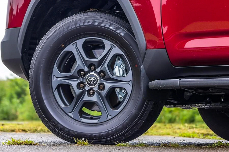 Trang bị khóa vi sai điện tử cầu trước và cầu sau là trang bị Tiêu chuẩn trên phiên bản Land Cruiser GR Sport 2022. Khác xa so với các phiên bản khác khi “món” khóa vi sai điện tử cầu sau là tùy chọn và không có khóa vi sai điện tử cầu trước.