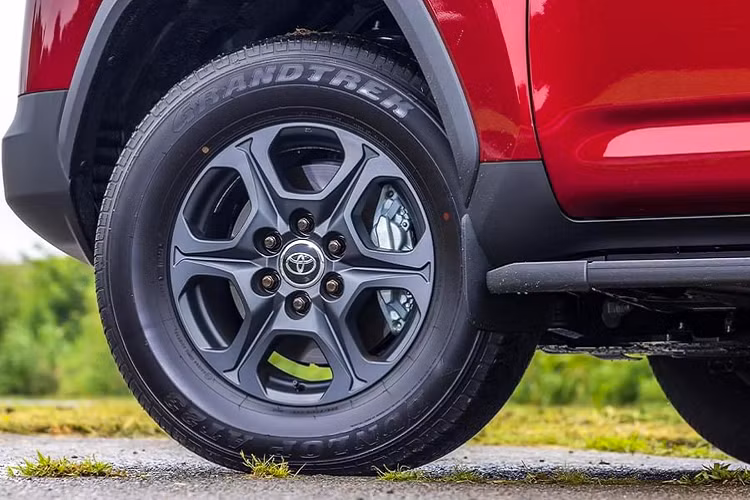 Trang bị khóa vi sai điện tử cầu trước và cầu sau là trang bị Tiêu chuẩn trên phiên bản Land Cruiser GR Sport 2022. Khác xa so với các phiên bản khác khi “món” khóa vi sai điện tử cầu sau là tùy chọn và không có khóa vi sai điện tử cầu trước.