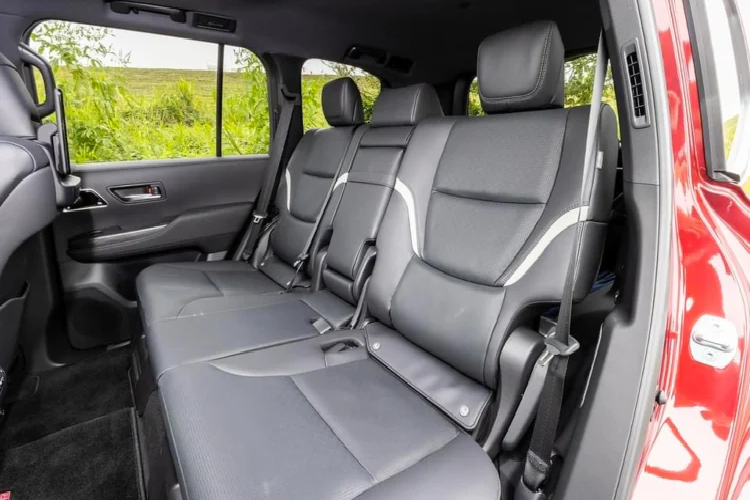 Ngoài ra, xe còn ốp gỗ trang trí trên bảng điều khiển trung tâm, ốp cửa, bệ cần số. Xe vẫn giữ nguyên cấu hình 3 hàng ghế 7 chỗ thực dụng của Land Cruiser.