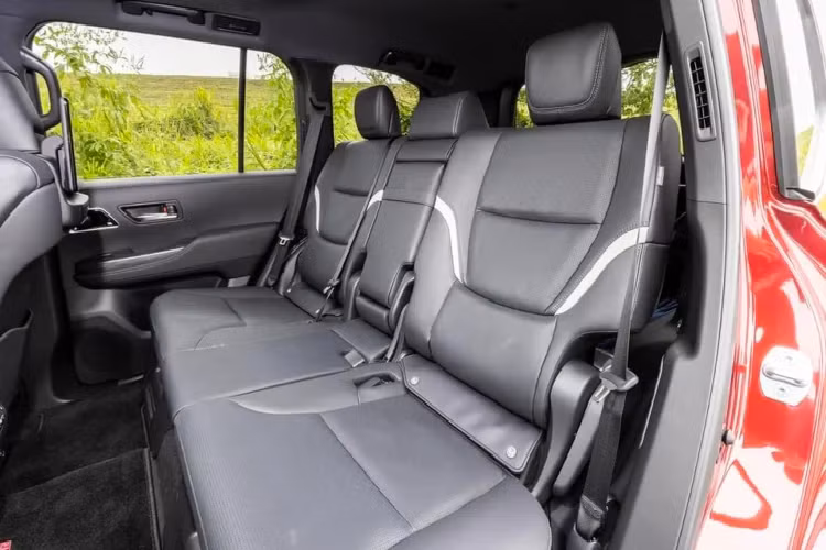 Ngoài ra, xe còn ốp gỗ trang trí trên bảng điều khiển trung tâm, ốp cửa, bệ cần số. Xe vẫn giữ nguyên cấu hình 3 hàng ghế 7 chỗ thực dụng của Land Cruiser.