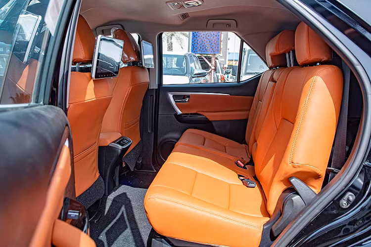 Fortuner VXR 2021 đi kèm với nhiều trang bị an toàn và hỗ trợ lái như cảnh báo chệnh làn đường. Bên cạnh một số công nghệ an toàn chủ động như cân bằng điện tử (VSC), kiểm soát lực kéo chủ động (A-TRC), hỗ trợ khởi hành ngang dốc (HAC), camera lùi và cảm biến hỗ trợ đỗ xe.