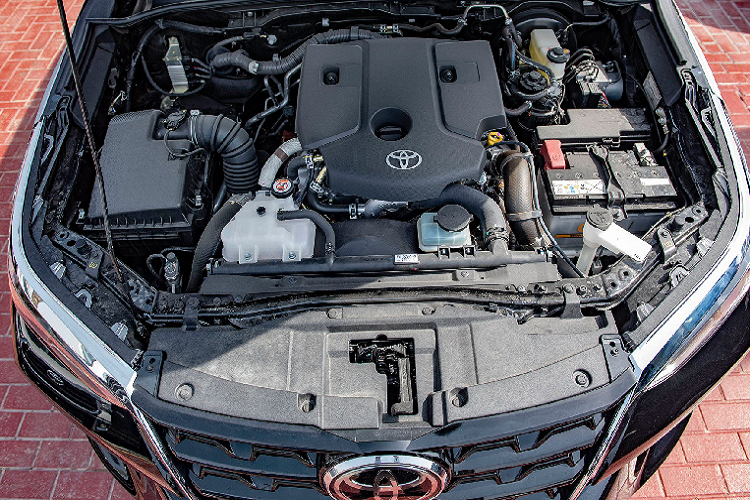 Tại Việt Nam, những chiếc Fortuner đời cũ được đưa về Việt Nam trong gian đoạn từ năm 2006 – 2009 dưới dạng nhập khẩu tư nhân, bản “SRS” nhập Trung Đông sử dụng động cơ V6 4.0L này chắc chắn không hề xa lạ với nhiều người. Ở đời cũ, Fortuner dùng hộp số tự động 4 cấp cũ “uống” khá nhiều xăng, điều này khiến người dùng lắc đầu ngao ngán!