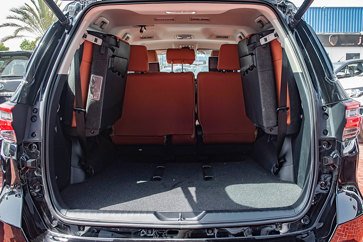 Nếu muốn sở hữu một chiếc Toyota Fortuner hàng độc, động cơ xăng V6 mạnh mẽ, thì Fortuner VXR 2021 bản Trung Đông là một lựa chọn khác biệt dành cho khách hàng Việt. Tuy nhiên, ngày nay ít có khách hàng nào chịu chơi nhập Fortuner bản Trung Đông, vì giá sau thuế sẽ cao khiến nó “không đáng chơi” như Land Cruiser hay Land Cruiser Prado