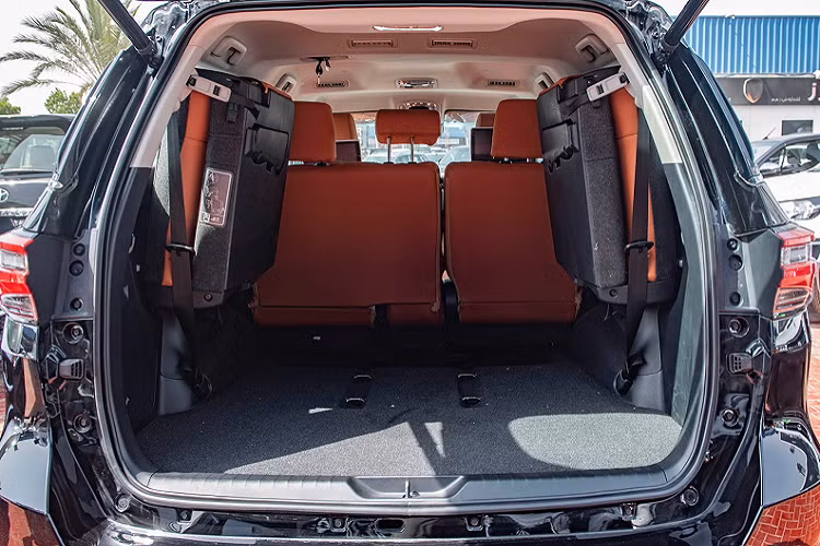 Nếu muốn sở hữu một chiếc Toyota Fortuner hàng độc, động cơ xăng V6 mạnh mẽ, thì Fortuner VXR 2021 bản Trung Đông là một lựa chọn khác biệt dành cho khách hàng Việt. Tuy nhiên, ngày nay ít có khách hàng nào chịu chơi nhập Fortuner bản Trung Đông, vì giá sau thuế sẽ cao khiến nó “không đáng chơi” như Land Cruiser hay Land Cruiser Prado