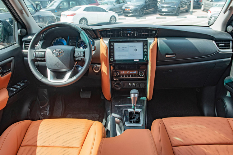 Động cơ V6 4.0L trên Fortuner vẫn được ưa chuộng và sản xuất dành cho thị trường Trung Đông, bởi vì nơi có giá xăng “rẻ như nước” thì tiêu chí tiêu hao nhiên liệu không được trú trọng. Theo Toyota, khi kết hợp với hộp số tự động 6 cấp, động cơ V6 4.0L trên Fortuner VXR có mức tiêu hao trung bình 9.6L/100km.