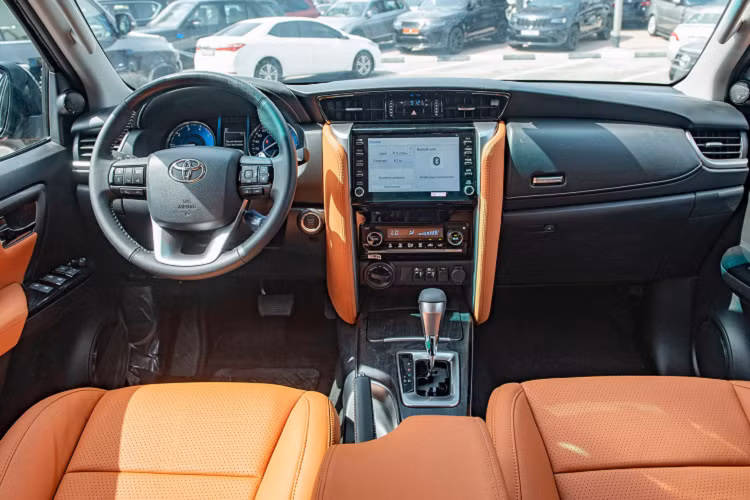 Động cơ V6 4.0L trên Fortuner vẫn được ưa chuộng và sản xuất dành cho thị trường Trung Đông, bởi vì nơi có giá xăng “rẻ như nước” thì tiêu chí tiêu hao nhiên liệu không được trú trọng. Theo Toyota, khi kết hợp với hộp số tự động 6 cấp, động cơ V6 4.0L trên Fortuner VXR có mức tiêu hao trung bình 9.6L/100km.