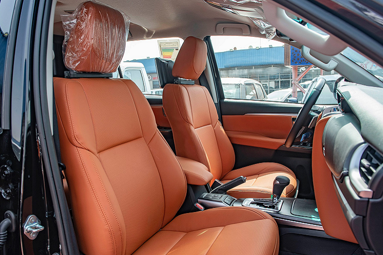 Toyota Fortuner VXR thế hệ mới sở hữu nội thất bọc da màu cam (Saddle Tanned) khá đẹp mắt. Trang bị đồng hồ hỗ trợ lái kiểu analog và màn hình hiển thị đa thông tin 4.2 inch. Màn hình cảm ứng 8 inch tương thích Apple CarPlay/Android Auto, có hỗ trợ định vị Navigation, âm thanh 6 loa, vô lăng tích hợp lẫy chuyển số.