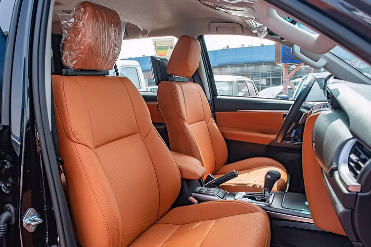 Toyota Fortuner VXR thế hệ mới sở hữu nội thất bọc da màu cam (Saddle Tanned) khá đẹp mắt. Trang bị đồng hồ hỗ trợ lái kiểu analog và màn hình hiển thị đa thông tin 4.2 inch. Màn hình cảm ứng 8 inch tương thích Apple CarPlay/Android Auto, có hỗ trợ định vị Navigation, âm thanh 6 loa, vô lăng tích hợp lẫy chuyển số.