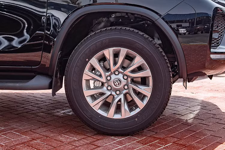 Động cơ V6 4.0L hút khí tự nhiên trên Fortuner VXR 2021 cho công suất tối đa 235 mã lực tại 5.200 vòng/phút và mô-men xoắn cực đại 375Nm có được từ vòng tua 3.800 vòng/phút. Sức mạnh được truyền xuống hai cầu (4x4; bán thời gian; có khoá vi sai cầu sau) thông qua hộp số tự động 6 cấp (6AT).