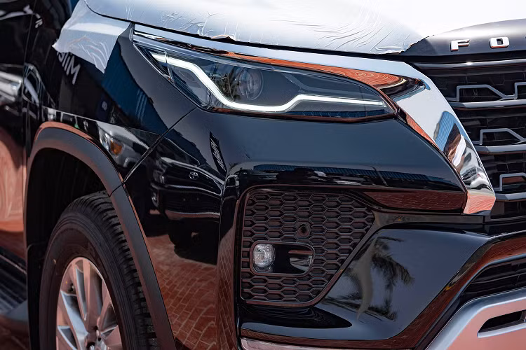 Phần đầu xe có thêm logo chữ “FORTUNER” bắt mắt, trong khi lưới tản nhiệt và ốp cản trước, “dàn chân” lắp bộ mâm 18 inch mang thiết kế giống như Toyota Fortuner bản máy xăng 2.7L và dầu 2.8L 4x4 AT ở Việt Nam. Điểm nổi bật của phiên bản này chính là cấu hình động cơ V6 dung tích 4.0L, động cơ này còn lớn hơn nhiều so với cả mẫu xe Land Cruiser Prado đang bán ở Việt Nam.