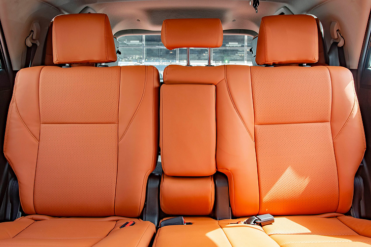 Hàng ghế phía sau của Fortuner VXR 2021 có cặp màn hình giải trí, trang bị không tìm thấy trên Fortuner bản cao cấp ở Việt Nam.