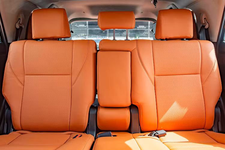 Hàng ghế phía sau của Fortuner VXR 2021 có cặp màn hình giải trí, trang bị không tìm thấy trên Fortuner bản cao cấp ở Việt Nam.