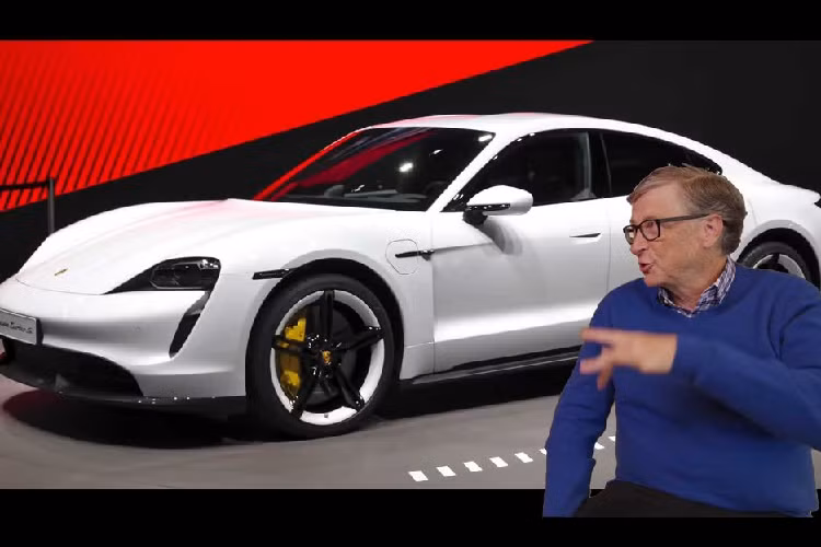 Bước sang năm 2021, tỷ phú Bill Gates là người giàu thứ 4 hành tinh với khối tài sản khổng lồ 146 tỷ USD. Tuy nhiên, ít người biết rằng, ngoài đam mê về công nghệ và từ thiện, người sáng lập của Tập đoàn công nghệ Microsoft còn là một tín đồ của xe cộ, đặc biệt là với thương hiệu xe sang xứ Stuttgart - Porsche. Là một người có nếp sống giản dị, bộ sưu tập xe của tỷ phú Bill Gates chỉ có giá trị khiêm tốn chưa tới 1 triệu USD (khoảng 23 tỷ đồng). Thật khó tin khi so sánh giá trị của dàn xe này với bộ sưu tập xe của hàng loạt tỷ phú nổi tiếng trên thế giới.