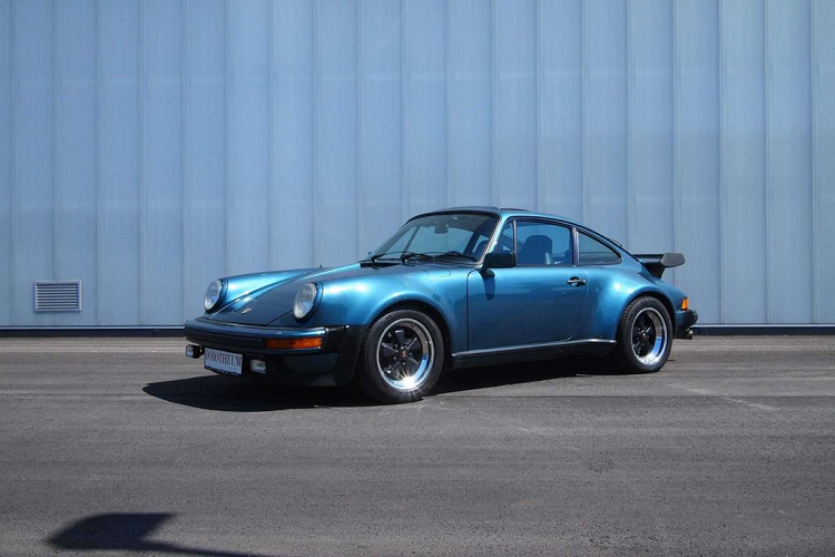 Porsche 911 Turbo đời 1979, đó là chiếc xe đầu tiên của người sáng lập Microsoft. Chiếc xe này được ông mua từ năm 1980, ngay sau khi Microsoft gặt hái được những thành công đầu tiên trong giới công nghệ. Porsche 911 Turbo đời 1979 được trang bị động cơ 6 xi-lanh 3.3l, sản sinh công suất tới 300 mã lực, một con số vô cùng ấn tượng vào thời điểm đó.