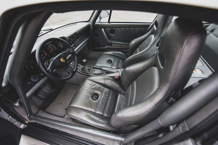 Porsche 959 của Bill Gate được trang bị động cơ 6 xi-lanh tăng áp kép 2.8l, sản sinh công suất tới 444 mã lực/500 Nm mô-men xoắn và khả năng tăng tốc từ 0 - 100 km/h chỉ trong 4 giây, trần tốc độ 320 km/h.