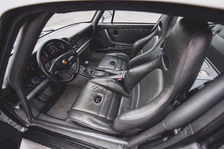 Porsche 959 của Bill Gate được trang bị động cơ 6 xi-lanh tăng áp kép 2.8l, sản sinh công suất tới 444 mã lực/500 Nm mô-men xoắn và khả năng tăng tốc từ 0 - 100 km/h chỉ trong 4 giây, trần tốc độ 320 km/h.