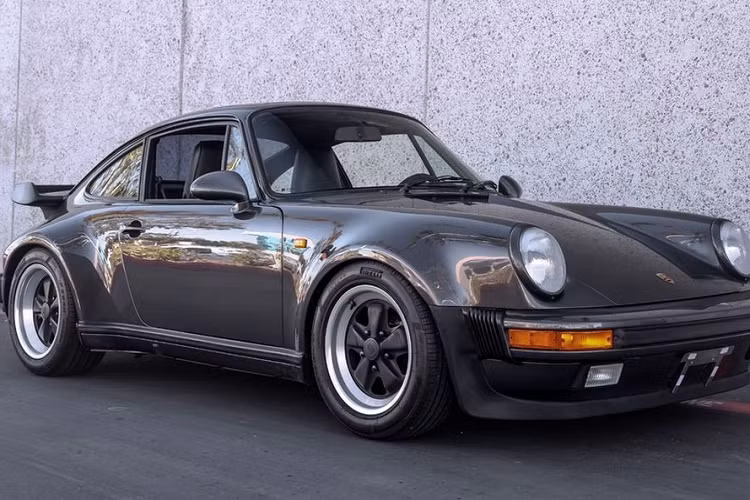 Dù vậy, Porsche 959 vẫn không phải chiếc xe được ông chủ Microsoft dành nhiều lời khen nhất. Danh hiệu đó thuộc về chiếc Porsche 930 Turbo, chiếc xe được ông dành cho từ "rocket" với sức mạnh 300 mã lực từ khối động cơ 3.3l tăng áp.