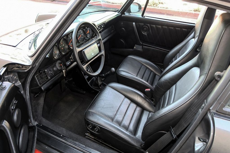 Đáng chú ý, đây cũng là chiếc xe khiến tỷ phú Bill Gates từng dính tới 3 lần "ăn phạt" do lỗi điều khiển xe quá tốc độ. Tuy nhiên, sau khoảng 10 năm sử dụng, chiếc xe đã được ông bán đi với mức giá 80.000 USD.