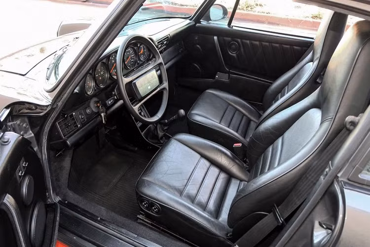 Đáng chú ý, đây cũng là chiếc xe khiến tỷ phú Bill Gates từng dính tới 3 lần "ăn phạt" do lỗi điều khiển xe quá tốc độ. Tuy nhiên, sau khoảng 10 năm sử dụng, chiếc xe đã được ông bán đi với mức giá 80.000 USD.