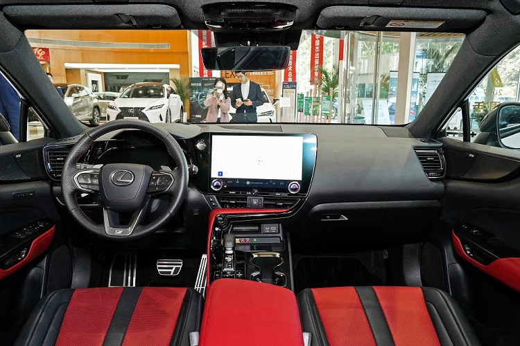 Không chỉ thay đổi kích thước và trọng lượng, mẫu SUV hạng sang này còn được áp dụng phong cách thiết kế mới. Trên đầu xe, Lexus NX 2022 vẫn được trang bị lưới tản nhiệt hình con suốt đặc trưng của thương hiệu Lexus nhưng đi kèm mắt lưới hình chữ "U" kéo dài và sơn màu đen, tạo hiệu ứng 3D rõ rệt hơn. 