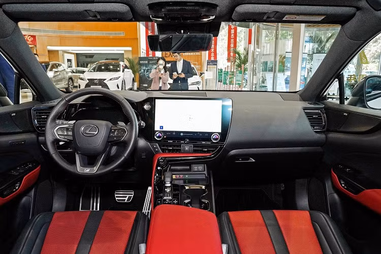 Không chỉ thay đổi kích thước và trọng lượng, mẫu SUV hạng sang này còn được áp dụng phong cách thiết kế mới. Trên đầu xe, Lexus NX 2022 vẫn được trang bị lưới tản nhiệt hình con suốt đặc trưng của thương hiệu Lexus nhưng đi kèm mắt lưới hình chữ "U" kéo dài và sơn màu đen, tạo hiệu ứng 3D rõ rệt hơn. 