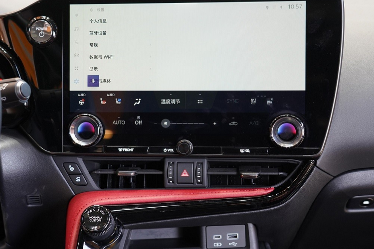 Thêm vào đó là đèn pha mới, tích hợp dải đèn LED định vị ban ngày thay vì tách riêng như cũ và đèn sương mù hình tròn đặt trong khe gió nằm dọc ở hai góc cản trước. Ở phía sau, Lexus NX 2022 được trang bị cụm đèn hậu LED nối với nhau bằng dải đèn ở giữa. Trong khi đó, logo của hãng đã biến mất trên cửa cốp sau, thay bằng tem chữ nổi "Lexus". 