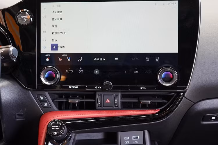 Thêm vào đó là đèn pha mới, tích hợp dải đèn LED định vị ban ngày thay vì tách riêng như cũ và đèn sương mù hình tròn đặt trong khe gió nằm dọc ở hai góc cản trước. Ở phía sau, Lexus NX 2022 được trang bị cụm đèn hậu LED nối với nhau bằng dải đèn ở giữa. Trong khi đó, logo của hãng đã biến mất trên cửa cốp sau, thay bằng tem chữ nổi "Lexus". 
