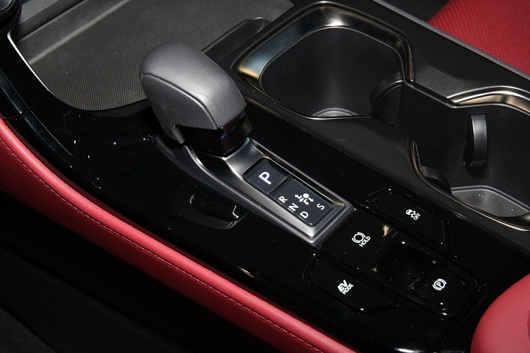 Điều này được thể hiện qua màn hình thông tin giải trí dạng cảm ứng với kích thước 9,8 inch tiêu chuẩn hoặc 14 inch ở bản cao cấp, hướng về phía người lái đồng thời hỗ trợ kết nối với điện thoại thông minh qua Apple CarPlay và Android Auto. Thêm vào đó là tính năng ra lệnh bằng giọng nói dạng trợ lý ảo mới, có thể nhận biết giọng nói tự nhiên. 