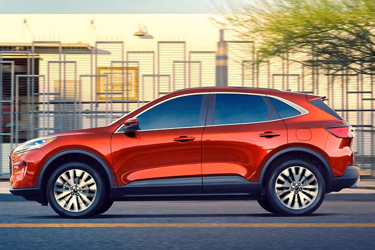 Ford chưa công bố mức giá cụ thể cũng như thời điểm bán ra chính thức của các phiên bản Escape 2021 Ở đời xe 2020, phiên bản Escape Hybrid có giá khởi điểm 28.265 USD. Ford Escape là mẫu SUV 5 chỗ cỡ trung, cạnh tranh với Mazda CX-5, Hyundai Tucson, Peugeot 5008.