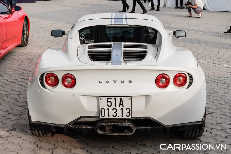 Tiến vào bên trong, khoang nội thất đã được chủ nhân thay đổi từ phối màu đen-vàng sang đen-trắng, ghế ngồi thể thao và logo thương hiệu xe hơi nước Anh được thêu trên tựa đầu. Cabin được thiết kế đơn giản, tập trung hướng đến trải nghiệm lái. Bên trong khoang lái cũng được trang bị một số chi tiết làm từ sợi carbon.