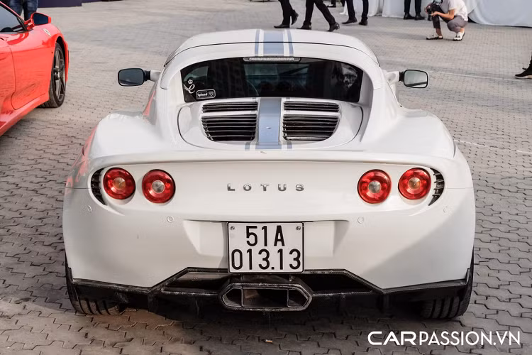 Tiến vào bên trong, khoang nội thất đã được chủ nhân thay đổi từ phối màu đen-vàng sang đen-trắng, ghế ngồi thể thao và logo thương hiệu xe hơi nước Anh được thêu trên tựa đầu. Cabin được thiết kế đơn giản, tập trung hướng đến trải nghiệm lái. Bên trong khoang lái cũng được trang bị một số chi tiết làm từ sợi carbon.