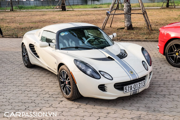 Dựa trên khung sườn của Lotus Elise, hãng độ đến từ Mỹ đã tạo ra chiếc Hennessey Venom – siêu xe từng một thời gây chấn động khi tốc độ tối đa đạt kỷ lục 435,31 km/h.