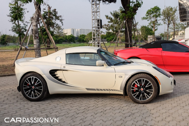 Điểm cộng lớn nhất của Lotus Elise S2 nằm ở thiết kế nhỏ gọn và linh hoạt, cụ thể, chiều dài x rộng lần lượt là 3.785 x 1.719 mm. Chiều cao thấp, chỉ hơn 1.100 mm và trục cơ sở dài 2.300 mm. Một điểm thú vị khác về mẫu xe thể thao Anh Quốc nằm ở phần mui xe có thể tháo rời bằng tay, biến Elise thành một chiếc xe mui trần thời thượng. Chưa dừng lại ở đó, ngoại thất xe được trang bị hàng loạt các chi tiết được làm từ vật liệu sợi carbon “siêu nhẹ”, bao gồm : khe chia gió hông, khe thoát khí trên nắp động cơ,…