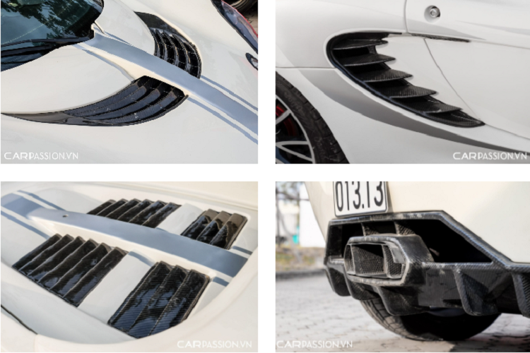 Điểm nhấn ở đuôi xe chính là cụm đèn hậu tròn kép, tên của thương hiệu Lotus Cars đặt cách điệu ở vị trí trung tâm. Phía dưới là cụm ống xả thể thao và bộ khuếch tán bằng sợi carbon. Vì đã có tuổi thọ hơn chục năm nên một số chi tiết ở phần ngoại thất đã có dấu hiệu xuống cấp rõ rệt.