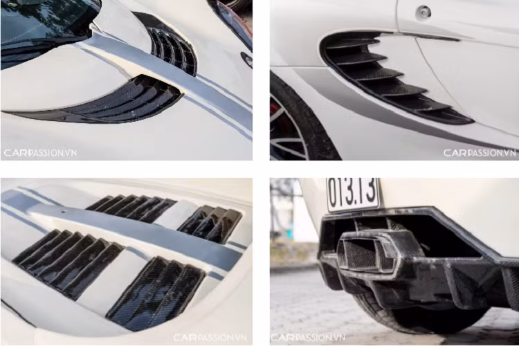 Điểm nhấn ở đuôi xe chính là cụm đèn hậu tròn kép, tên của thương hiệu Lotus Cars đặt cách điệu ở vị trí trung tâm. Phía dưới là cụm ống xả thể thao và bộ khuếch tán bằng sợi carbon. Vì đã có tuổi thọ hơn chục năm nên một số chi tiết ở phần ngoại thất đã có dấu hiệu xuống cấp rõ rệt.