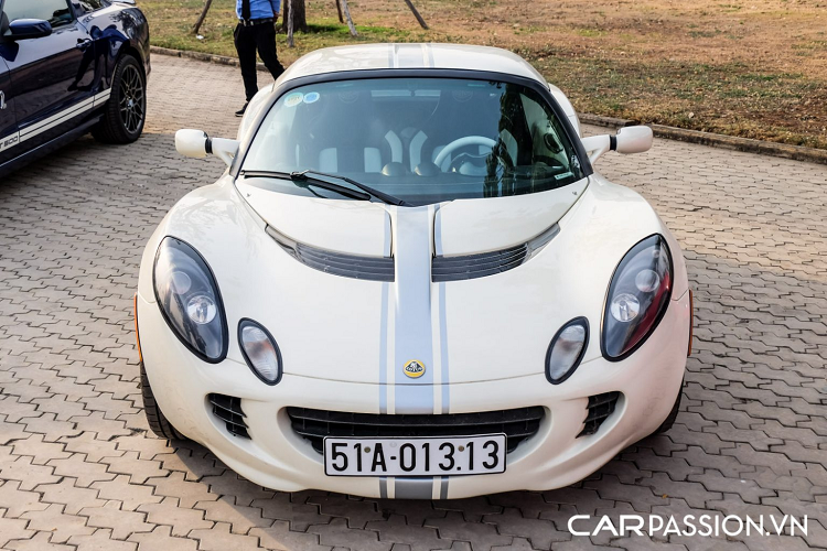 Nguyên bản xe thế thao Lotus Elise S2 sở hữu lớp sơn vàng vô cùng nổi bật, kết hợp với đường sọc kép màu bạc kéo dài từ phần đầu đến đuôi xe. Sau khi gia nhập vào garage của Tập đoàn bất động sản Novaland, chiếc Elise S2 duy nhất Việt Nam đã được sơn đổi màu sang tông màu trắng tinh tế hơn, đi cùng với đó là các đường sọc màu bạc tạo điểm nhấn cho phần thân xe.