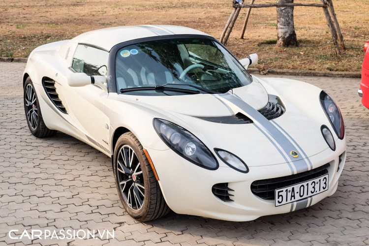 Đây là chiếc Lotus Elise S2 độc nhất vô nhị tại nước ta, xe cập bến Việt Nam vào năm 2010 và đã có hơn 10 năm lăn bánh trên dải đất hình chữ S. Mẫu xe thể thao “hàng độc” này từng có thời gian dài thuộc sở hữu của một người chơi xe kín tiếng tại Sài Gòn, trước khi được “sang tay” lại cho Tập đoàn bất động sản Novaland. Mặc dù đã được đổi chủ, tần suất ra đường của mẫu xe thể thao này vẫn khá ít ỏi.