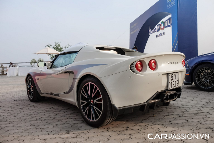  Giá xe Lotus Elise S2 bán ra tại Mỹ khoảng 39.000 USD, đây được xem là một sự lựa chọn quá rẻ cho mẫu xe mang đến cảm giác lái tương tự Porsche hay Ferrari. Mức giá của mẫu xe này tại Việt Nam vẫn là một ẩn số.