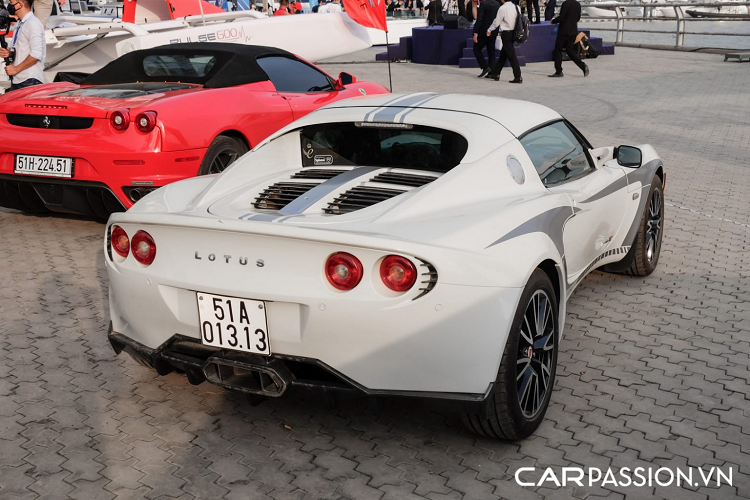 Lotus Elise là mẫu xe thể thao hai chỗ sử dụng truyền động trục sau và khối động cơ đặt giữa. Phiên bản mui trần được phát triển từ đầu năm 1994 và lần đầu xuất hiện vào năm 1996 bởi nhà sản xuất Anh Quốc Lotus Cars. Tổng thể của xe cuốn hút nhờ thiết kế dữ dằn, đậm chất khí động học. Cụm đèn chiếu sáng trên xe có thiết kế lạ mắt và được bố trí độc đáo, lưới tản nhiệt được làm từ sợi carbon. Đáng chú ý phải kể đến biển số lặp “51A-013.13” đẹp mắt.