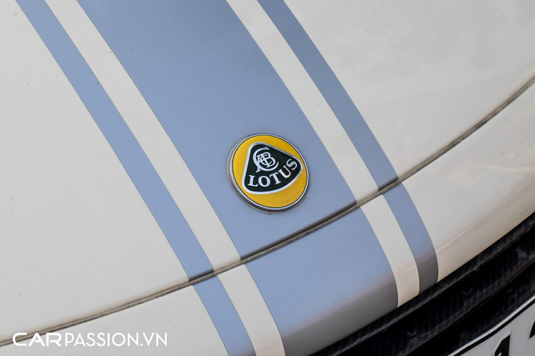 Lotus Elise S2 sử dụng động cơ 4 xy-lanh, có dung tích 1.8 lít của Toyota, động cơ này sản sinh công suất tối đa 190 mã lực và mô men xoắn cực đại đạt mức 181 Nm. Nhờ hệ thống treo, khung sườn chắc chắn và thân xe nhẹ, Elise có thể đạt tốc độ tối đa lên đến 240 km/h. Một số biến thể khác của dòng xe này sử dụng động cơ 2.0 lít turbo, công suất lên tới 218 mã lực.