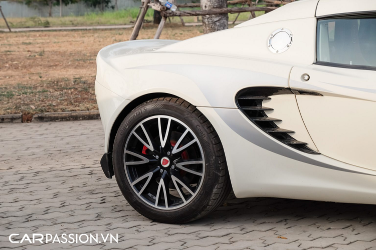 Tên xe được đặt dựa theo tên Elisa, cháu gái của Romano Artioli – chủ tịch của Lotus và Bugatti tại thời điểm xe ra mắt. Xe được xây dựng theo triết lý mới về một chiếc xe thuần thể thao, thay vì sử dụng những động cơ có dung tích “khủng” kiểu Mỹ, Elise được trang bị động cơ có công suất không quá ấn tượng nhưng có ưu điểm thân xe khá nhẹ. Khối lượng rỗng của Elise chỉ là 860 kg.