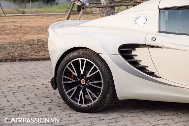 Tên xe được đặt dựa theo tên Elisa, cháu gái của Romano Artioli – chủ tịch của Lotus và Bugatti tại thời điểm xe ra mắt. Xe được xây dựng theo triết lý mới về một chiếc xe thuần thể thao, thay vì sử dụng những động cơ có dung tích “khủng” kiểu Mỹ, Elise được trang bị động cơ có công suất không quá ấn tượng nhưng có ưu điểm thân xe khá nhẹ. Khối lượng rỗng của Elise chỉ là 860 kg.