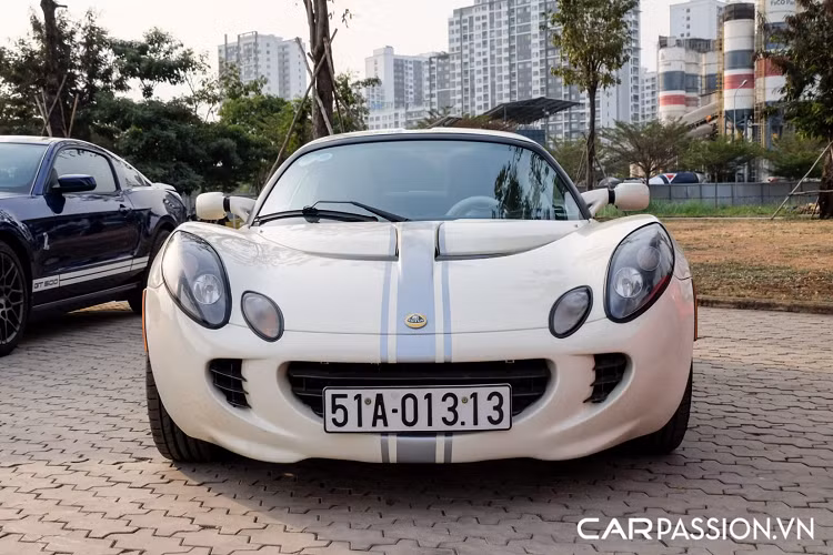 Nắp ca-pô có tạo hình hầm hố với các khe thoát khí bằng sợi carbon, bộ mâm đa chấu trên xe có đường kính 16 inch và bề mặt được phay kim cương. Ẩn phía sau là đĩa phanh và cùm phanh được sơn đỏ làm điểm nhấn. Sau khi thế hệ đầu tiên đã trở nên lỗi thời cũng như không đáp ứng được những tiêu chuẩn an toàn khắt khe của châu Âu, Lotus Elise S2 (thế hệ thứ 2) bắt đầu được lên kế hoạch sản xuất và có mặt trên thị trường kể từ năm 2000. Đối tác tài trợ cho dự án này chính là General Motors.