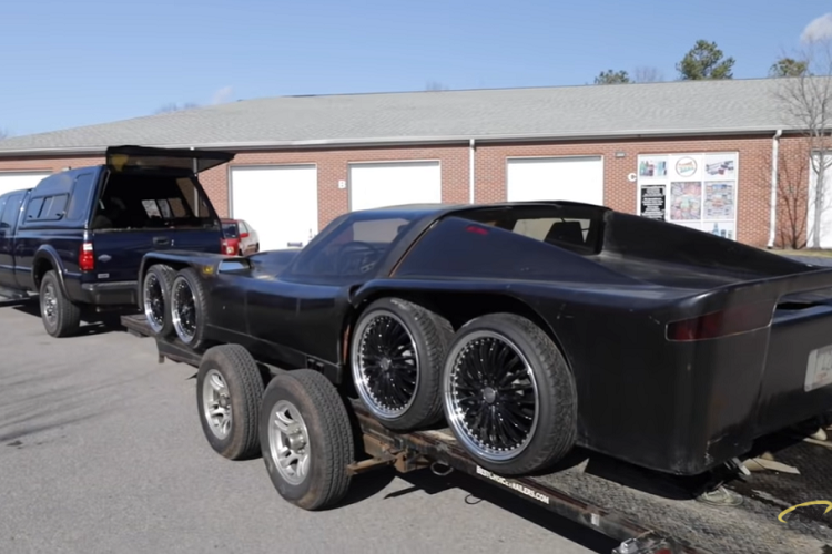 Ta cũng nhìn thấy sự hiện diện của một vô lăng, nhưng nhìn chung là nội thất trông rất trống trải và thiếu hoàn thiện tương tự bên ngoài.