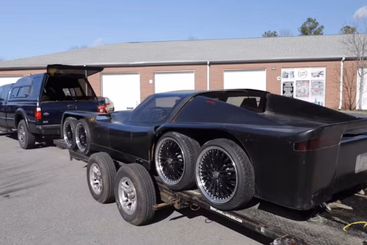 Ta cũng nhìn thấy sự hiện diện của một vô lăng, nhưng nhìn chung là nội thất trông rất trống trải và thiếu hoàn thiện tương tự bên ngoài.