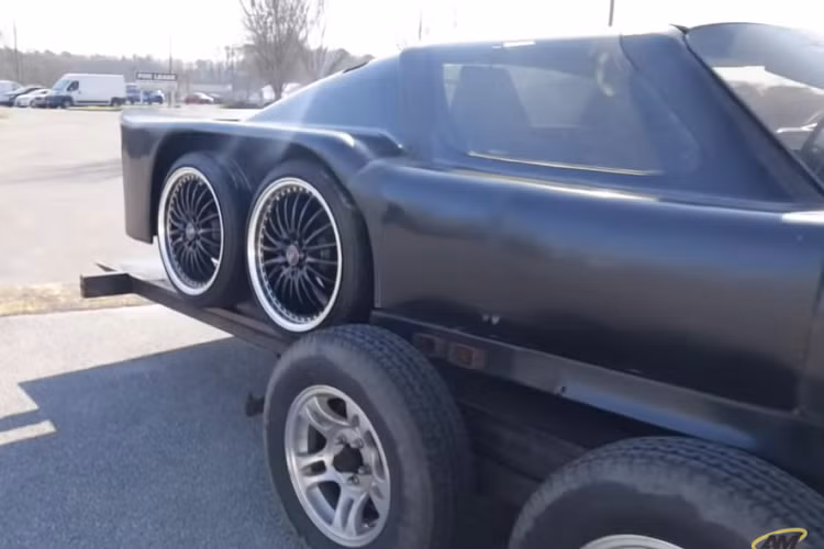 Như những gì được thấy, nó đang ở trình trạng chưa hoàn thiện, mặc dù công việc chế tạo đã bắt đầu từ những năm 1980 và tiếp tục trong những năm 1990. Tuy nhiên, chủ sở hữu ban đầu đã qua đời sau khi được cho là chi hơn 100.000 USD vào dự án, và chiếc xe Dơi hàng độc này đã được cất giữ cho đến khi chủ sở hữu hiện tại mua nó vào năm 2010 trên eBay. Nó có thiết lập 4 rô tơ độc đáo và một hộp số siêu nhỏ, tất cả đều sẽ cần được nâng cấp đáng kể để khiến xe sống lại và khỏe mạnh hơn xưa.