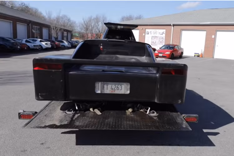 Bù lại, một chiếc xe độ 8 bánh dị thường như thế này nhất định sẽ khiến mọi người đi phải rớt hàm mỗi khi nó lăn bánh trên đường phố.